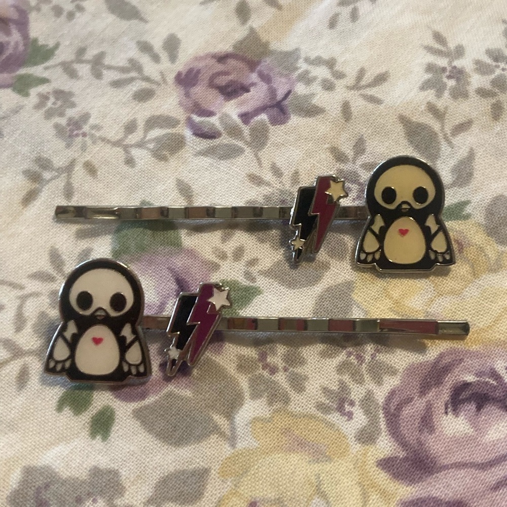 Skelanimals Pen the Penguin hair pins
